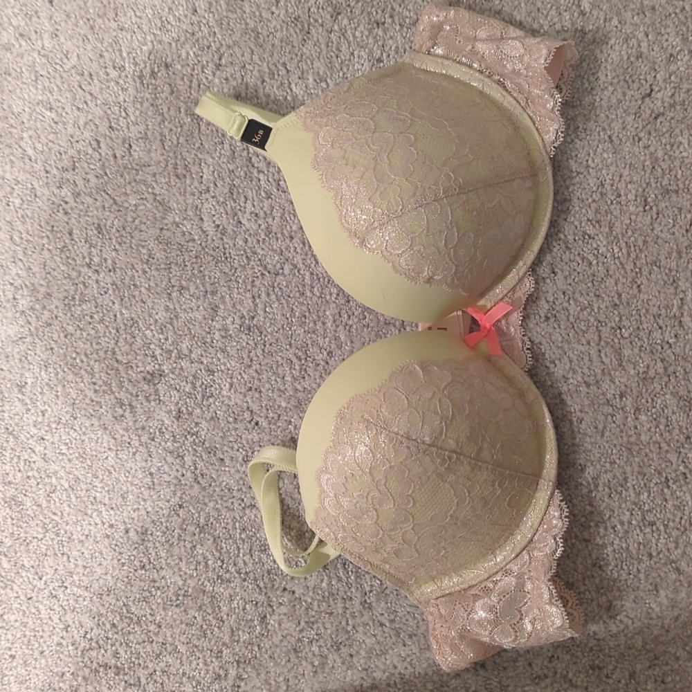 Victoria's secret lace push up bra, new.